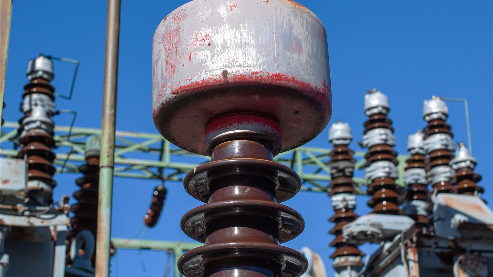 Electrical substation switchgear with ceramic insulators